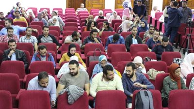 الأطباء يتوافدون على دار الحكمة لمناقشة التكليف.. والوزيرة تعتذر عن الحضور