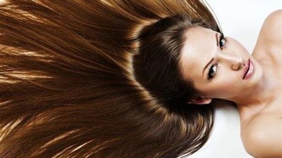 وداعا للصبغات.. طريقة منزلية لتلوين الشعر في ساعة واحدة