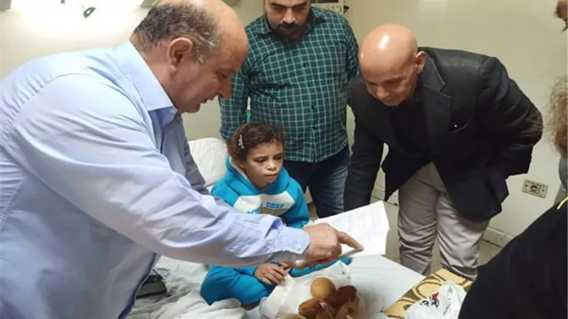 وكيل صحة الشرقية يطمئن على حالة الطفلة 
