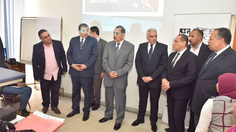 محافظ أسيوط ووزير القوى العاملة يفتتحان البرنامج التدريبي الأول للتسويق الإلكتروني