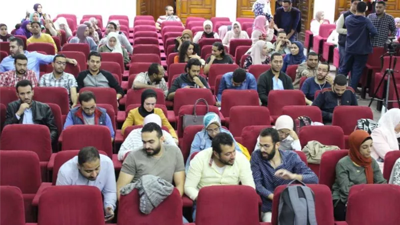 الأطباء يتوافدون على دار الحكمة لمناقشة التكليف.. والوزيرة تعتذر عن الحضور
