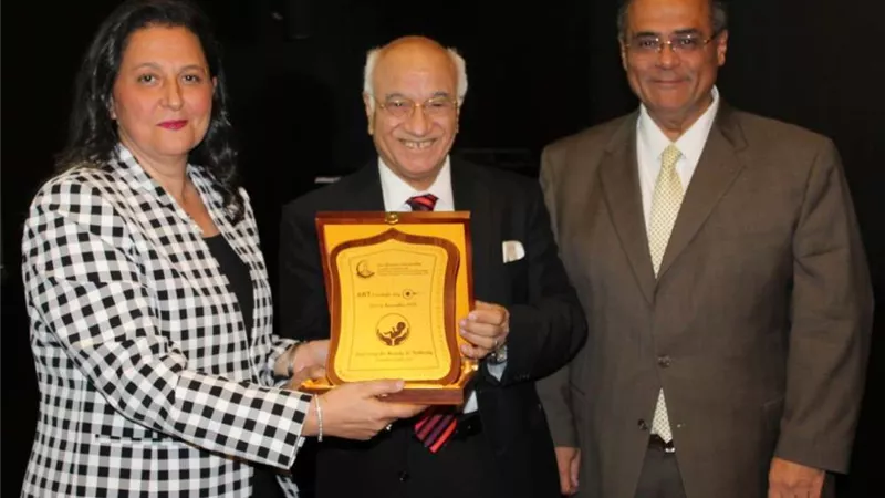 تكريم نخبة من أساتذة الطب في اليوم العلمي لوحدة الإخصاب و أطفال الأنابيب بعين شمس
