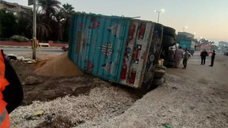 انقلاب سيارة نقل محملة بـ 120 طن من الفوسفات بأسيوط