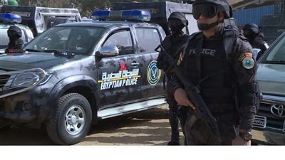 ضبط سيارة بها 2 كيلوجرام من مخدر الحشيش وسلاح أبيض بالقاهرة