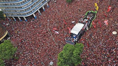 بعد تتويج فلامنجو بكأس ليبرتادوريس.. استقبال أسطوري من الجماهير (صور)