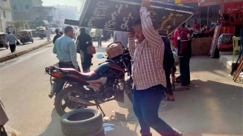 رفع 640 حالة إشغال متنوعة وتحرير 12 محضر عدم ارتداء كمامه بالبحيرة