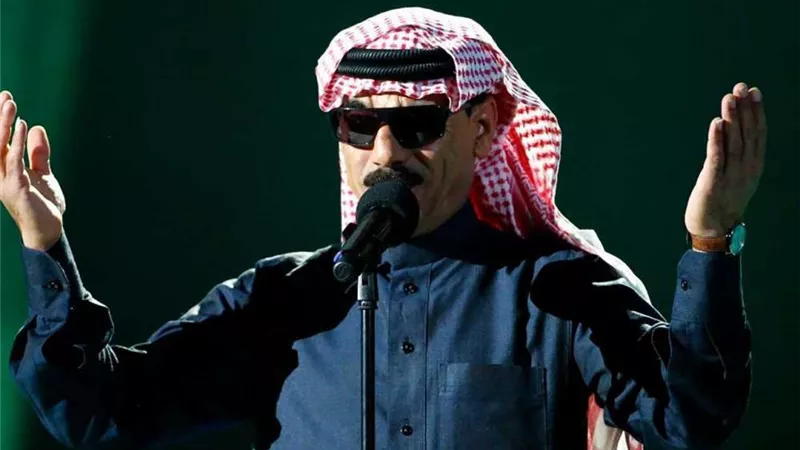 ظهور الفنان عمر سليمان مكبل  اليدين بعد اعتقاله في تركيا