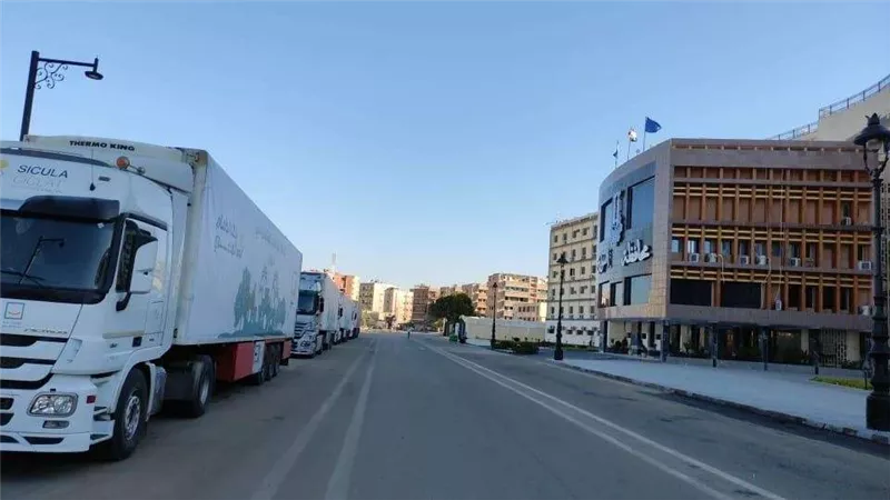 قوافل مساعدات إنسانية من مؤسسة حياة كريمة للمتضررين بأسوان.. شاهد