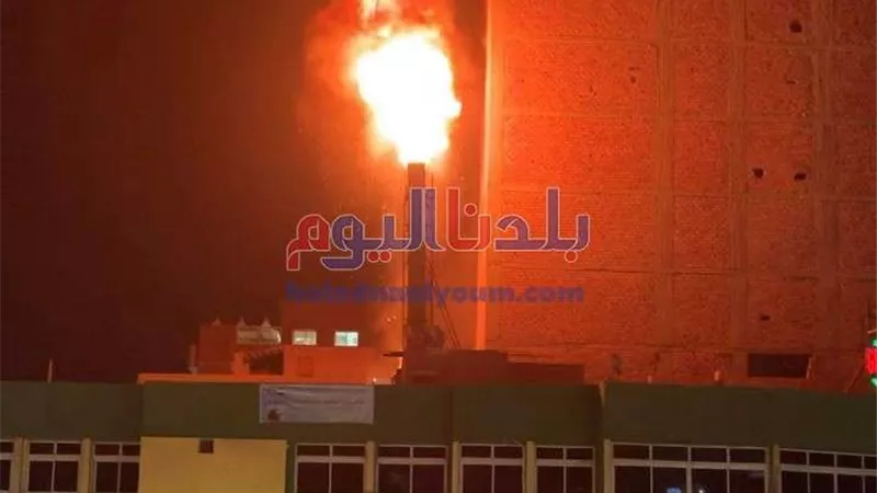 الدفع بـ7 سيارات إطفاء.. حريق هائل في مصنع بالقناطر الخيرية