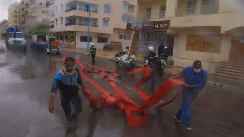 بالصور.. جهود ازالة تراكمات مياه الأمطار على مدار اليوم بمطروح