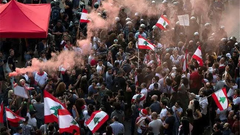 شاهد.. أنصار حزب الله وحركة أمل يهاجمون متظاهري لبنان في بيروت