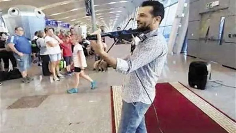 تفاصيل استقبال السائحين بعزف الكمان في مطار الغردقة.. مفاجأة