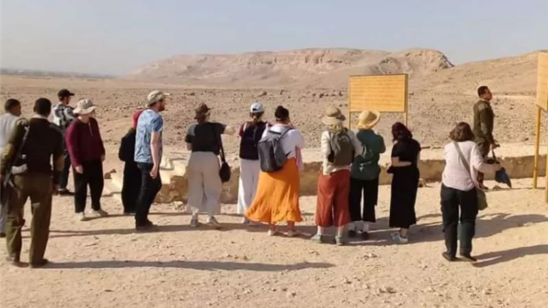 تل العمارنة بالمنيا تستقبل وفدًا سياحيًا من نيوزلندا
