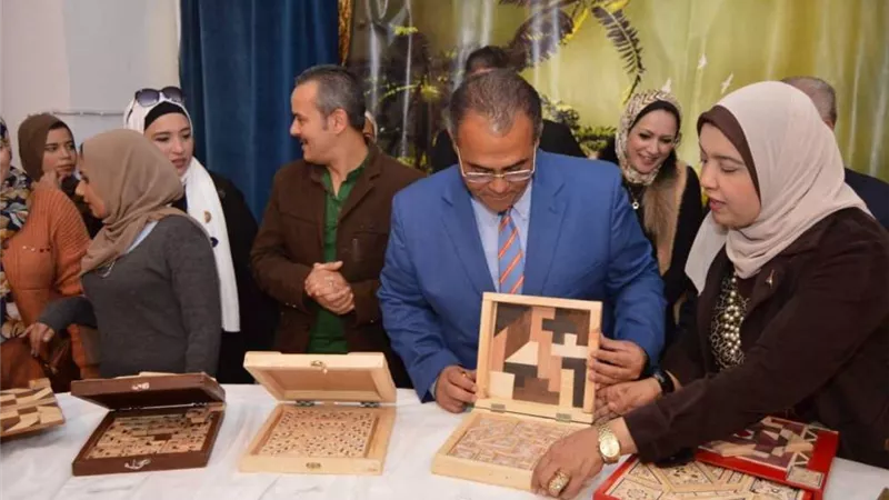 نائب رئيس جامعة عين شمس يفتتح معرضي جماليات الخط العربي والأعمال الخشبية