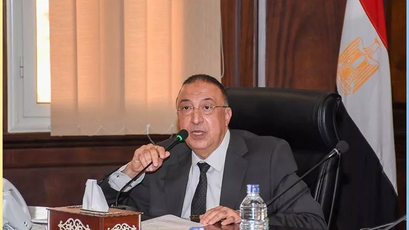 الأمطار تتسبب في موقف طريف لمحافظ الإسكندرية على الهواء