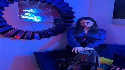 نجلة عمرو دياب تشعل التواصل الاجتماعي بـ إشارة إباحية