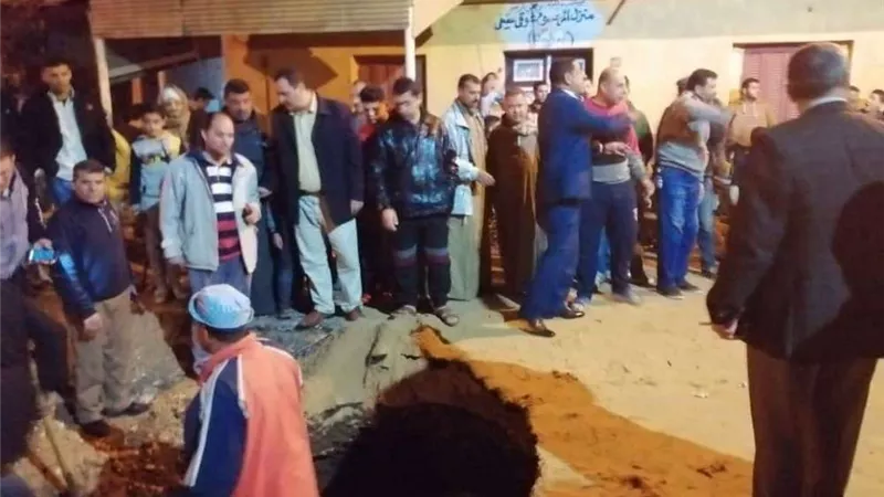هبوط أرضي يؤدي إلى ميل أحد العقارات السكنية في الأقصر