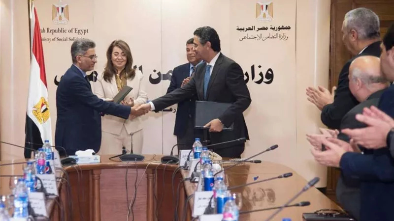بنك ناصر الاجتماعي يوقع عقد تقديم منتجات شركة مصر لتأمينات الحياة داخل فروعه
