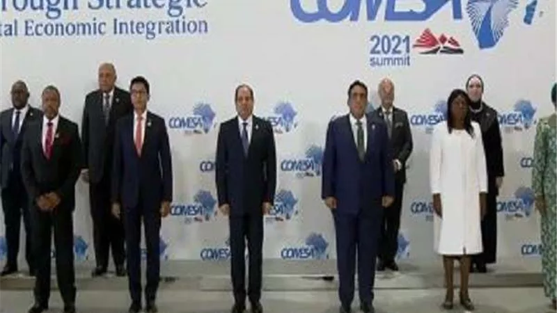 الرئيس السيسي يلتقط صورة تذكارية مع رؤساء الوفود