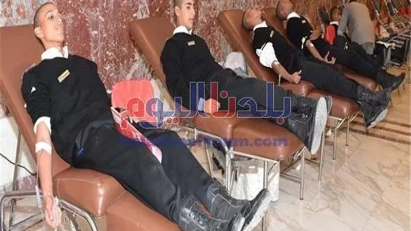 إنقاذ فتاة بعد سقوط سيارتها في أعمال حفر بالمعادي