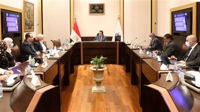 وزير التعليم العالى يستعرض تقريرًا حول المعامل المركزية بمعهد بحوث الإلكترونيات