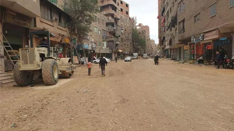 محافظ الجيزة يتابع تنفيذ الخطه الاستثمارية لرصف الطرق بالمحافظة
