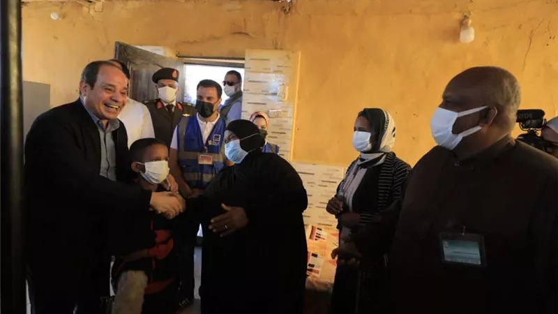 الرئيس الإنسان.. السيسي مع أهالي أسوان المتضررين من السيول