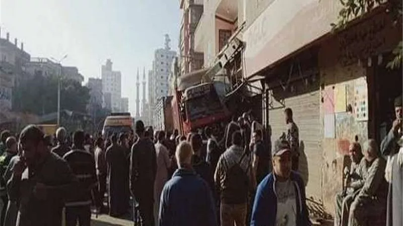 مصرع شخص وإصابة 17 آخرين بسبب اقتحام مقطورة لـ فرن عيش الشرقية