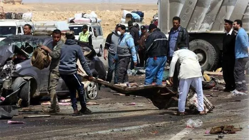 عاجل.. مصرع وإصابة 52 في حادث تصادم بالسعودية (صور)