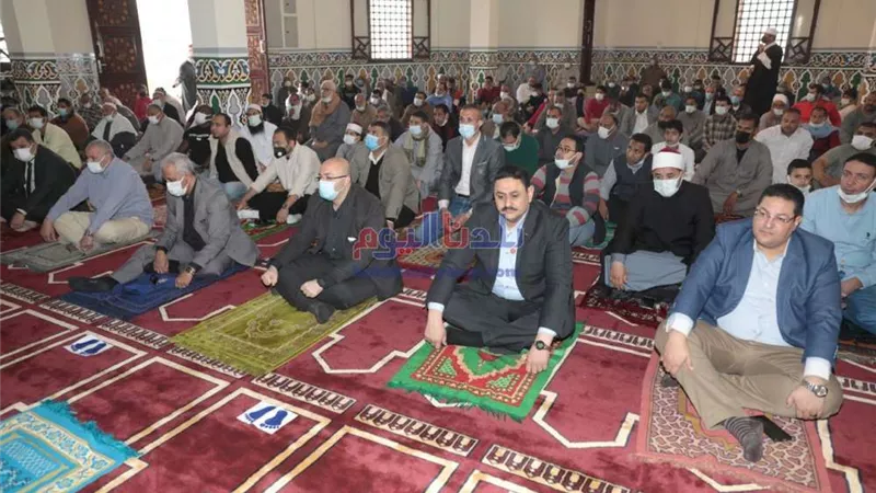 عقب افتتاحه..محافظ بني سويف يؤدي صلاة الجمعة بمسجد أبوبكر الصديق.صور