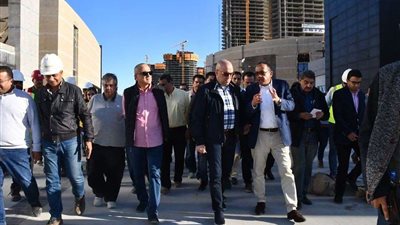 وزير الإسكان يتفقد منطقة الأبراج الشاطئية بمدينة العلمين الجديدة (صور)