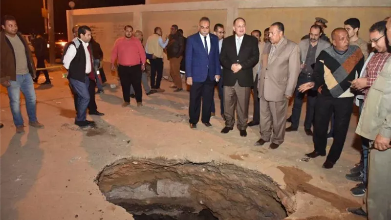 محافظ أسيوط يتفقد أعمال هبوط أرضى مفاجىء بمنطقة المعلمين