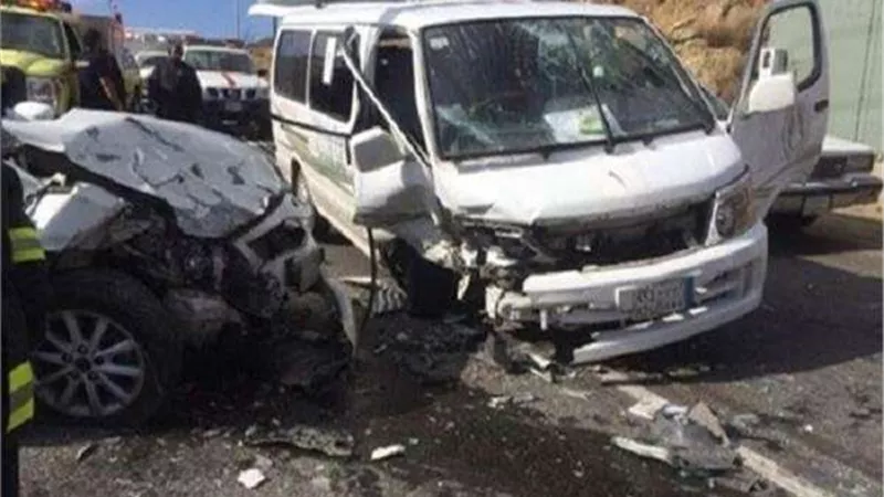 اصابة 11 شخص في حادث تصادم بين سيارتين في أسوان