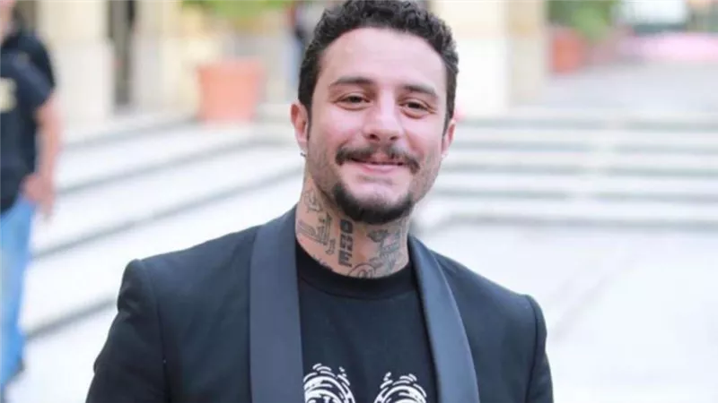 رد مثير للجدل من احمد الفيشاوي على تقبيله زوجته: عايزيني افتحها مبوسة