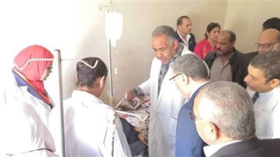 محافظ المنيا يتابع حالة المصابين في حادث انهيار سور الكنيسة الأثرية بدير أبوفانا