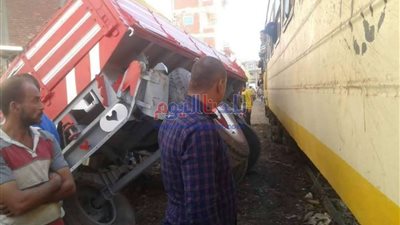 إصابة 3 أشخاص إثر تصادم جرار زراعي بقطار بالدقهلية