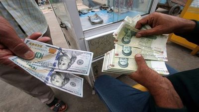 إيران تنفي حدوث أي تغيرات في سعر صرف الريال أمام الدولار