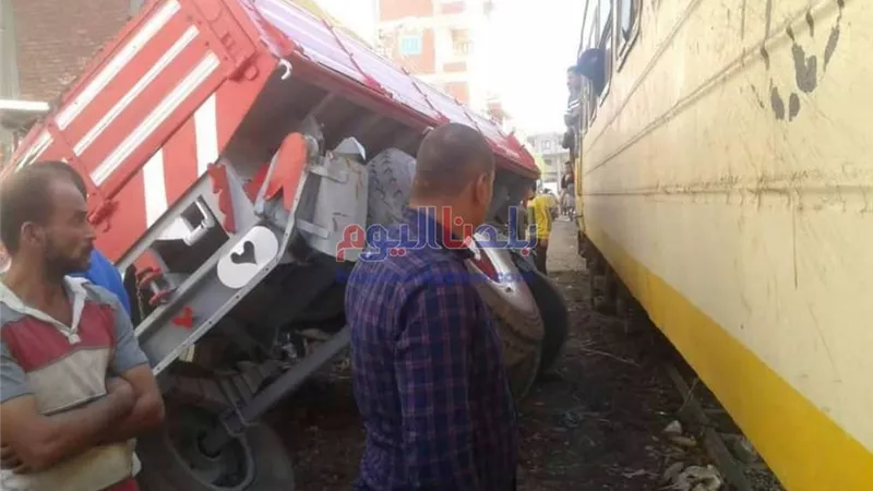 إصابة 3 أشخاص إثر تصادم جرار زراعي بقطار بالدقهلية