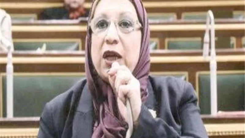 قبل منع الدخول للمؤسسات.. ايناس عبد الحليم تطالب المواطنين بسرعة الحصول على التطعيم