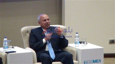 كامل الوزير مازحًا: 