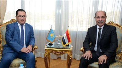 وزير الطيران المدني يلتقي سفير جمهورية كازاخستان بالقاهرة