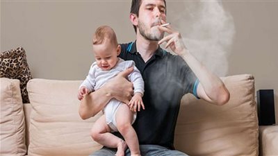 الصحة تحذر الآباء والأمهات من التدخين داخل المنزل.. يصيب الأطفال بالتهابات
