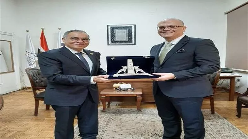رئيس جمعية أصدقاء المبادرة القومية ضد السرطان في زيارة لتجارة عين شمس