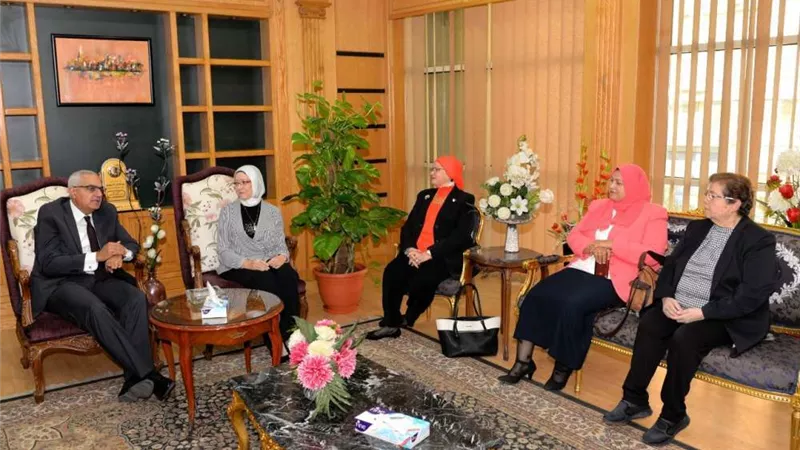 رئيس جامعة المنصورة يستقبل فريق الهيئة القومية لضمان جودة التعليم