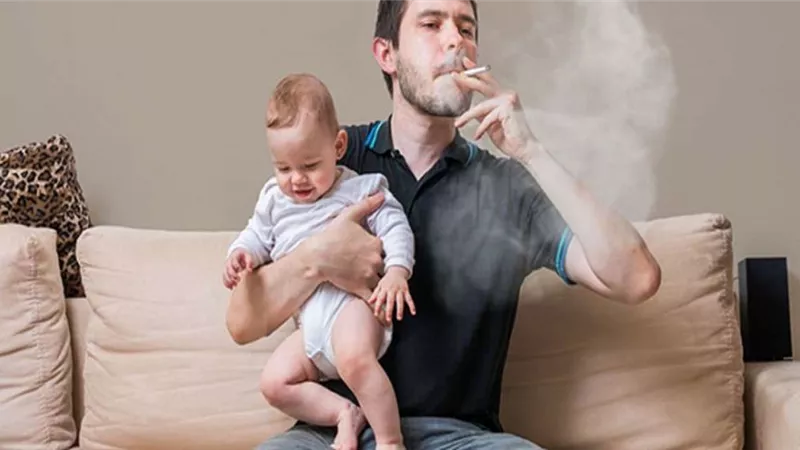 الصحة تحذر الآباء والأمهات من التدخين داخل المنزل.. يصيب الأطفال بالتهابات