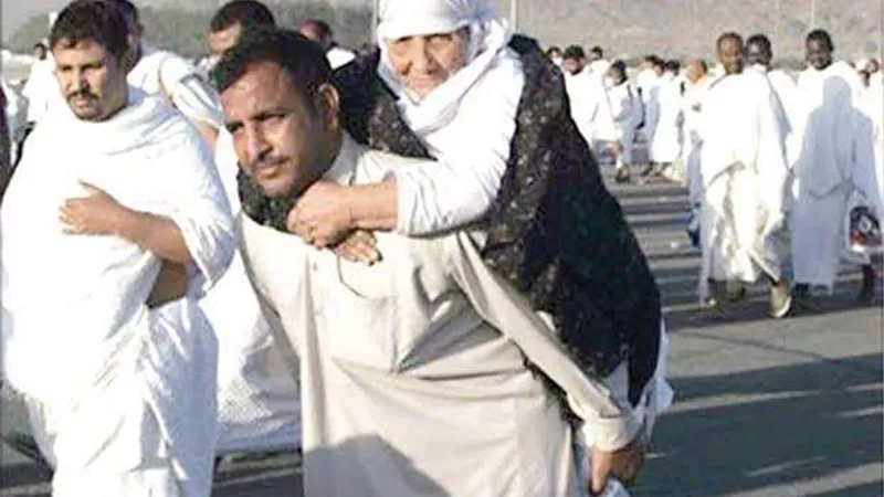 هل بر الوالدين يكون سببًا لتكفير الذنوب؟.. الإفتاء تجيب