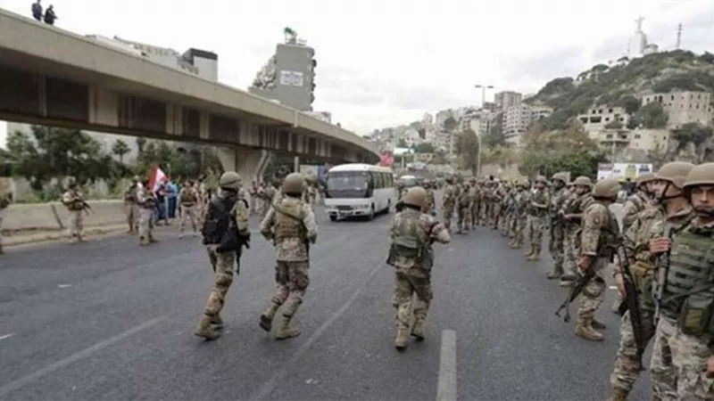 انتشار وحدات الجيش اللبناني على جسر الرينج وسط بيروت