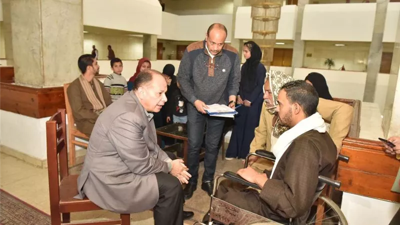 محافظ أسيوط يلتقي بعض المواطنين بالديوان العام ويستمع لطلباتهم ويوجه بحلها