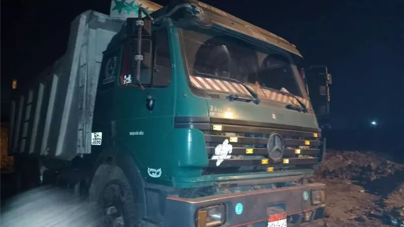 ضبط سيارة نقل قلاب لقيامها بإلقاء ناتج هدم علي طريق رافد جمصة
