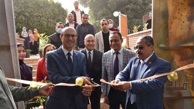 نائب رئيس جامعة أسيوط يفتتح معرض كلية العلوم للكتب القديمة